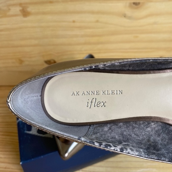 ANNE KLEIN Silver Flower Flats - Picture 4 of 6
